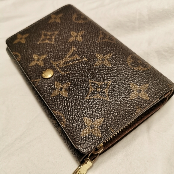 Louis Vuitton Handbags - LOUIS VUITTON authentic monogram canvas medium flap wallet cardholder